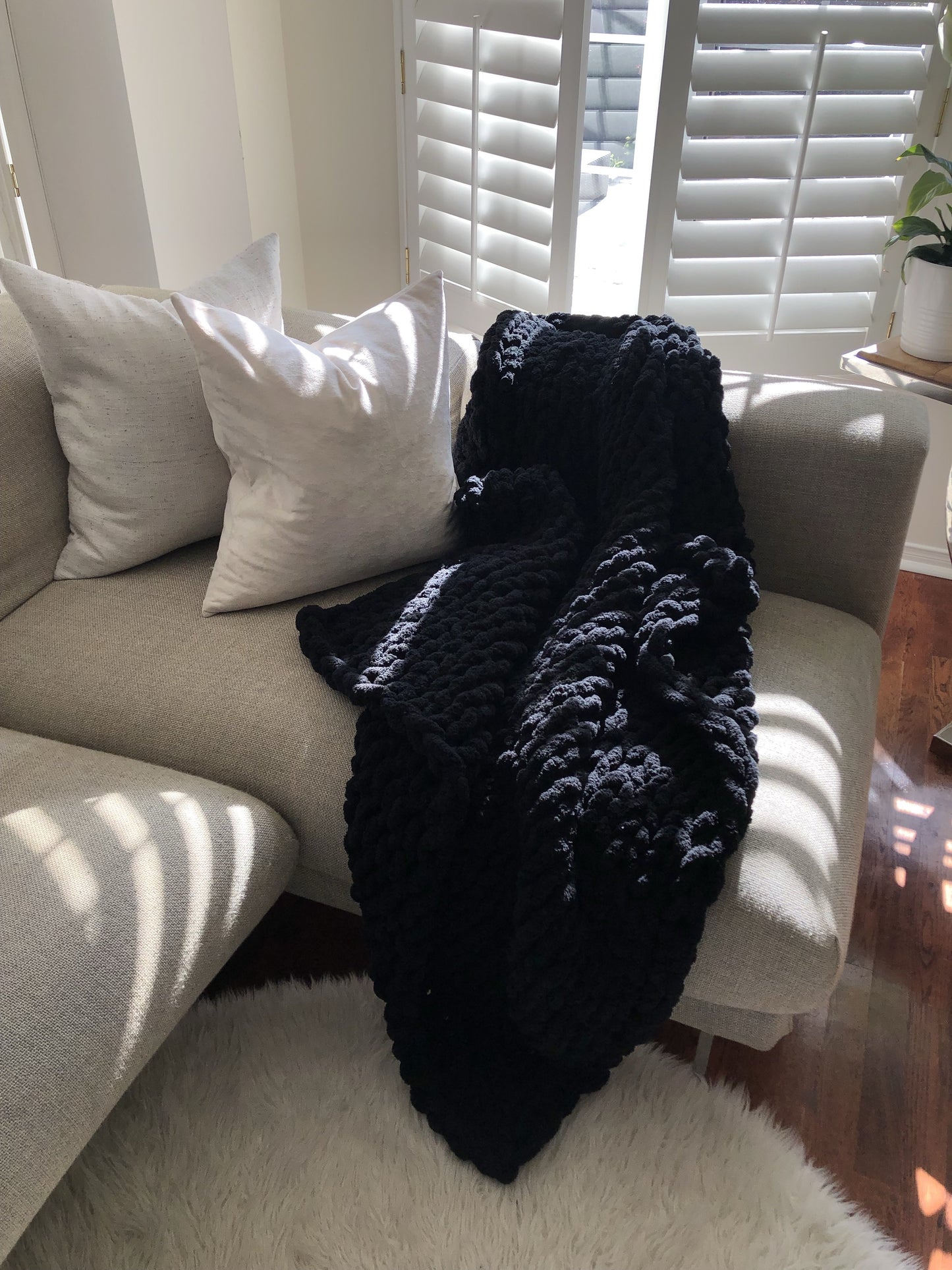 Healing Hand, Chunky Knit Blankets Black Large