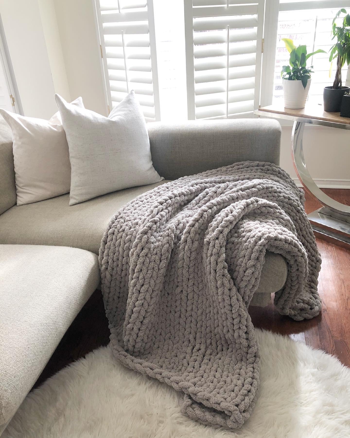 Healing Hand, Chunky Knit Blankets Sky Grey (Size Large)