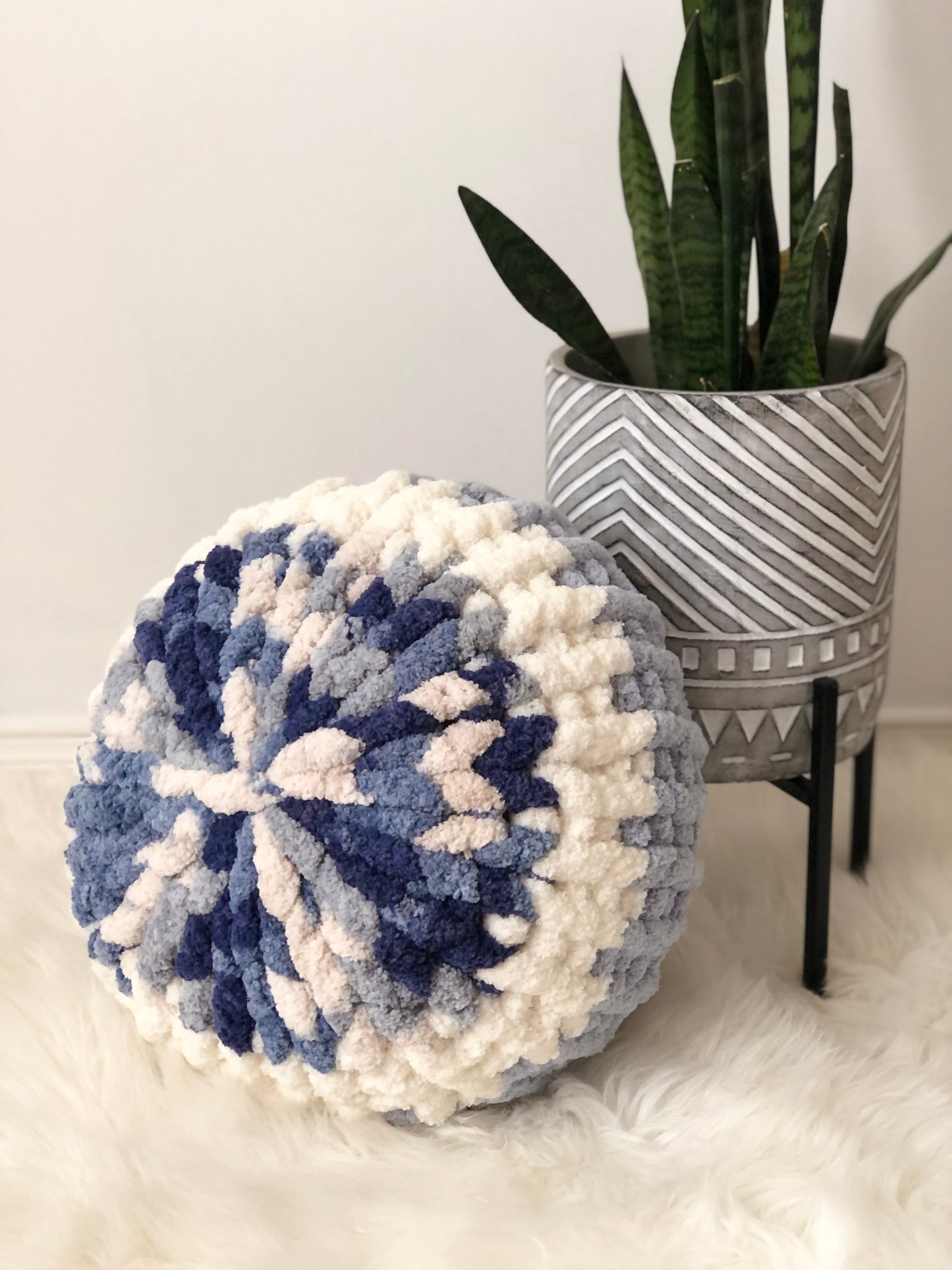 16” Multi Blue Chunky Knit Circle Throw Pillow