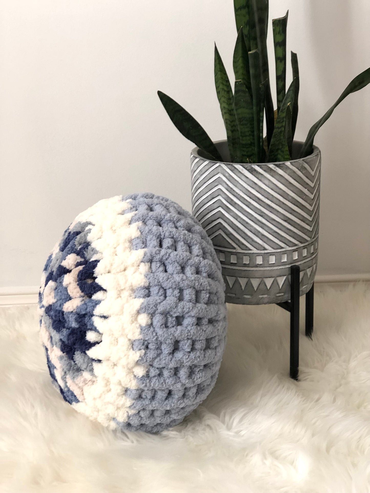 16” Multi Blue Chunky Knit Circle Throw Pillow