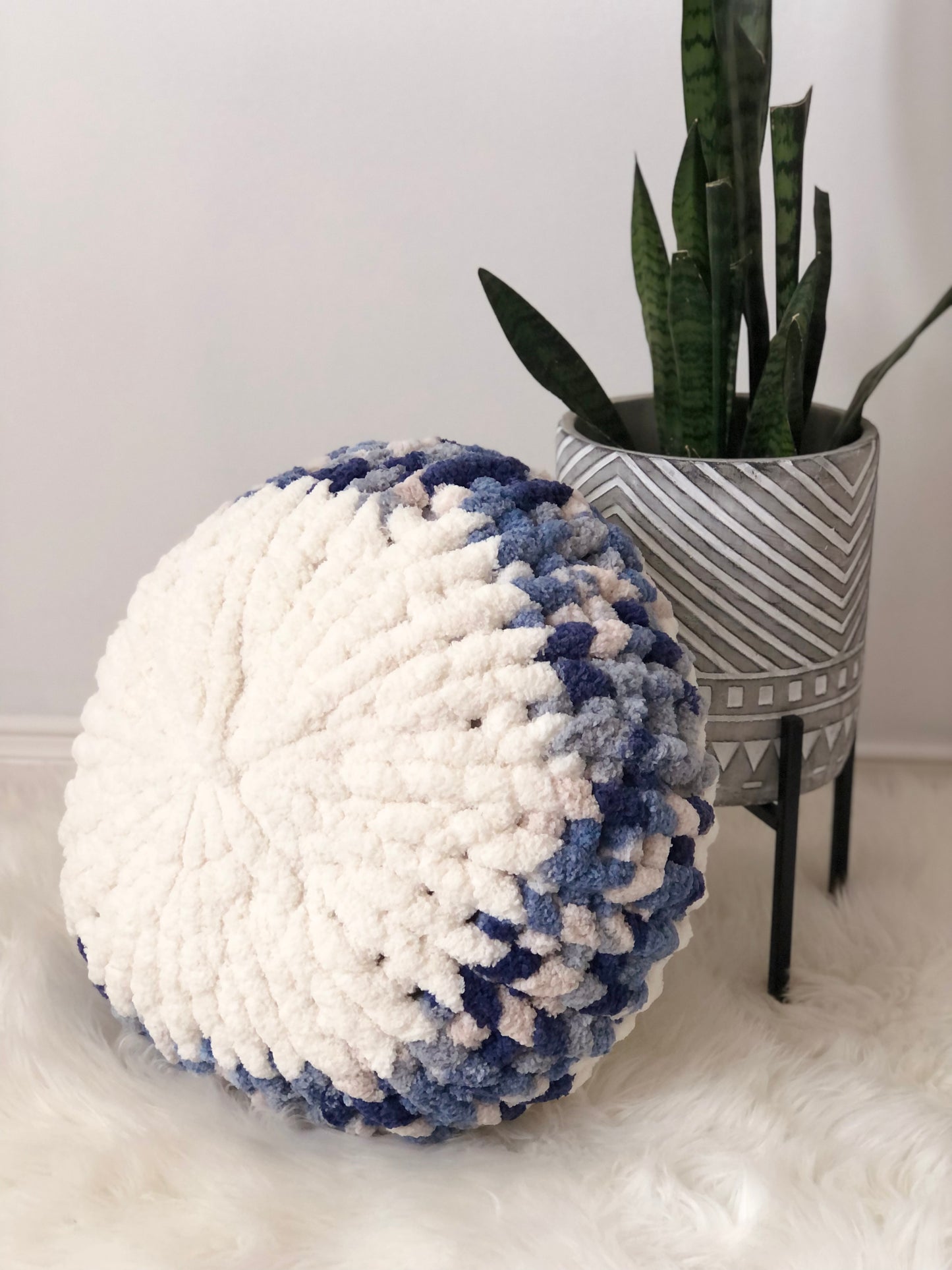 18” Multi Blue Chunky Knit Circle Throw Pillow