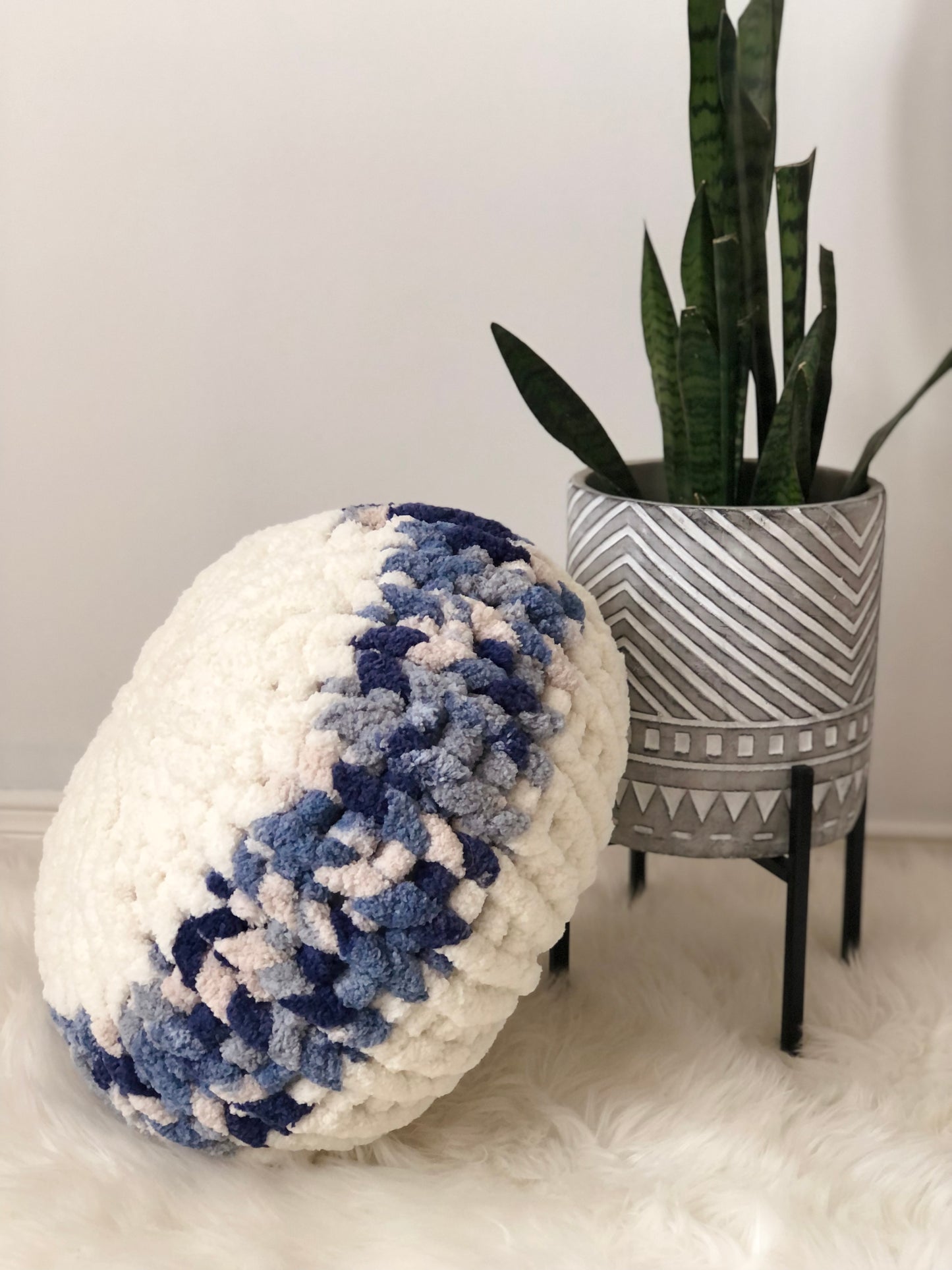 18” Multi Blue Chunky Knit Circle Throw Pillow