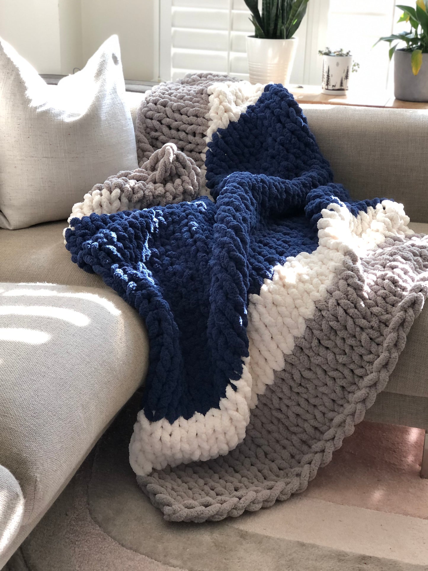 Healing Hand, Chunky Knit Blankets Blue Jay
