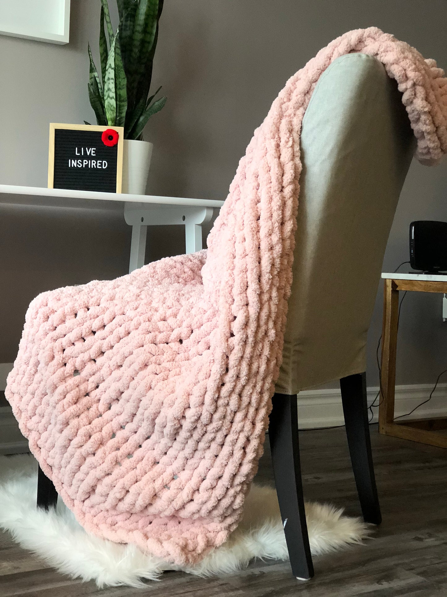 Healing Hand, Chunky Knit Blankets Soft Pink