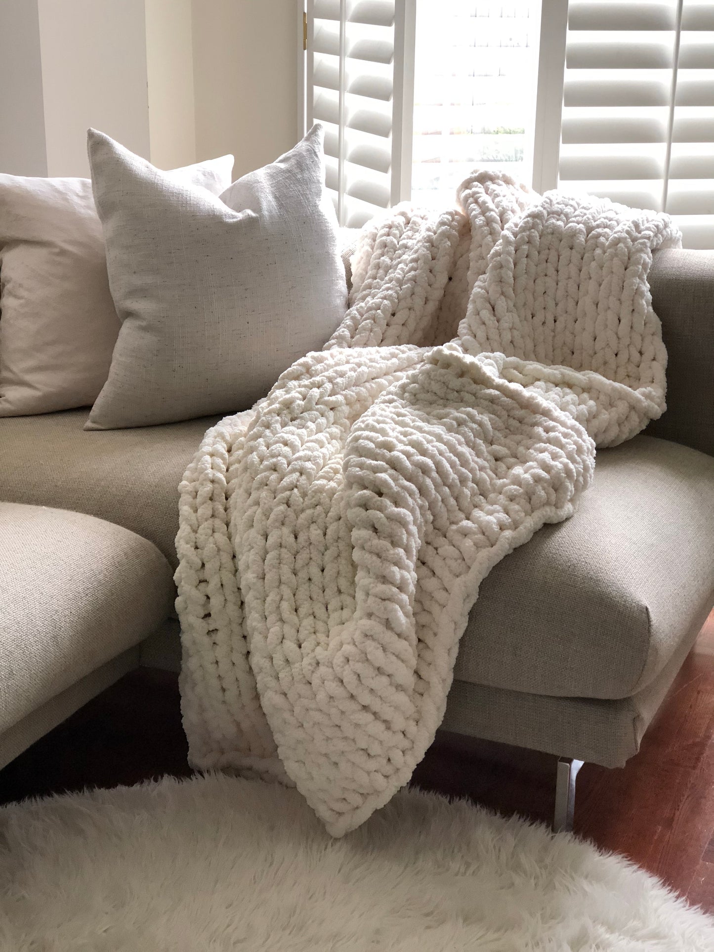 Healing Hand, Chunky Knit Blankets Bone White (Size Large)