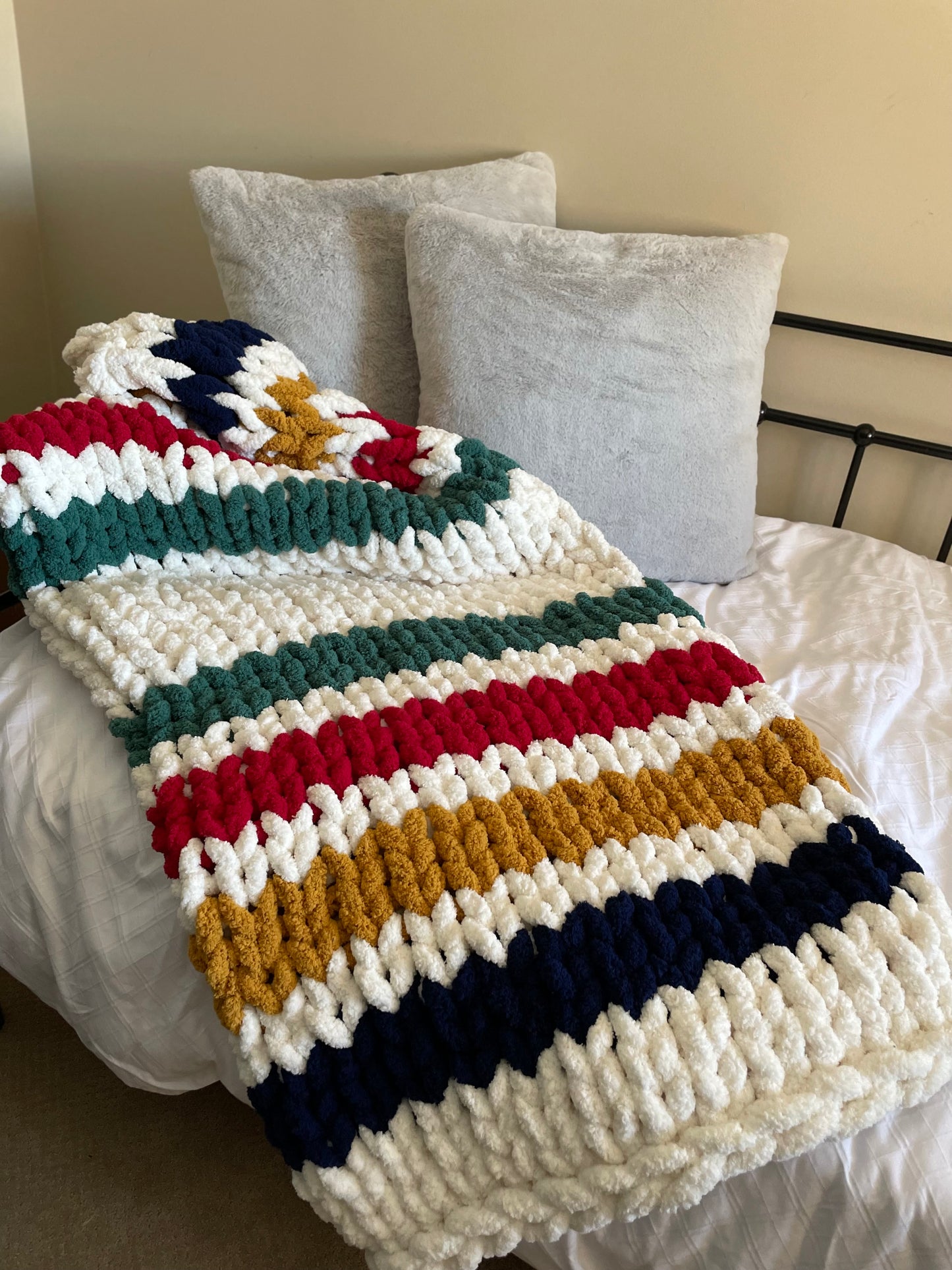 Healing Hand, Chunky Knit Blankets The Explorer - Medium