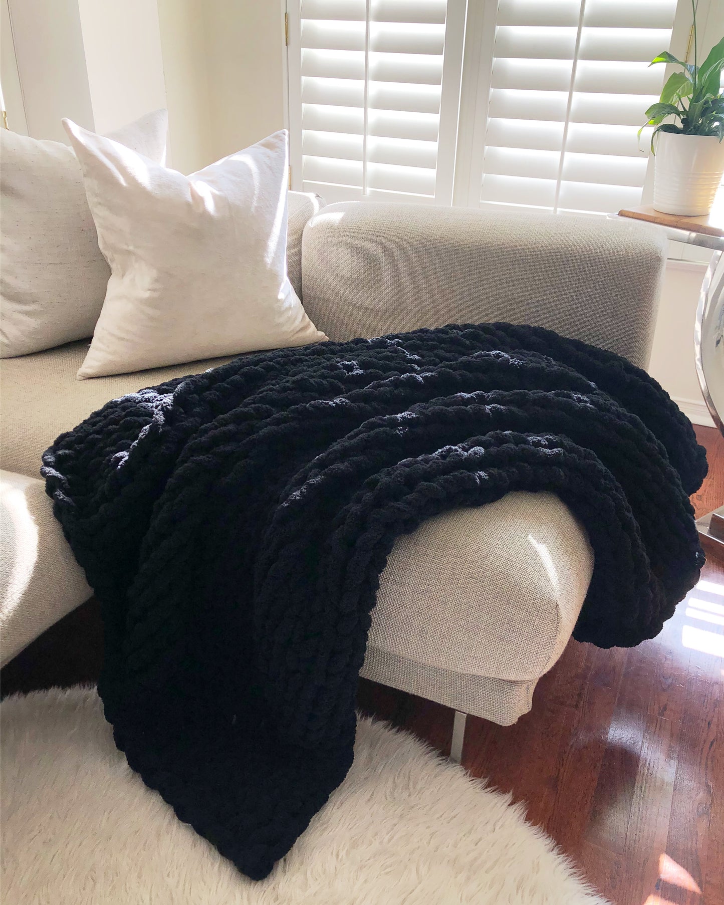 Healing Hand, Chunky Knit Blankets Black